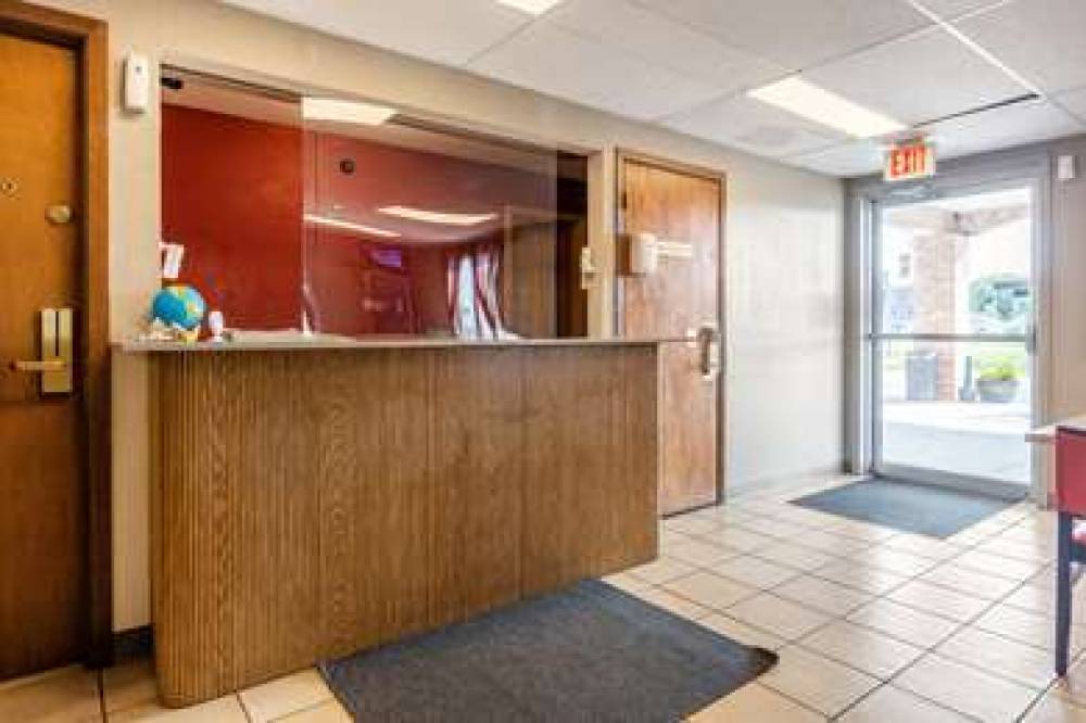 ECONO LODGE INN AND SUITES ESCANABA 5