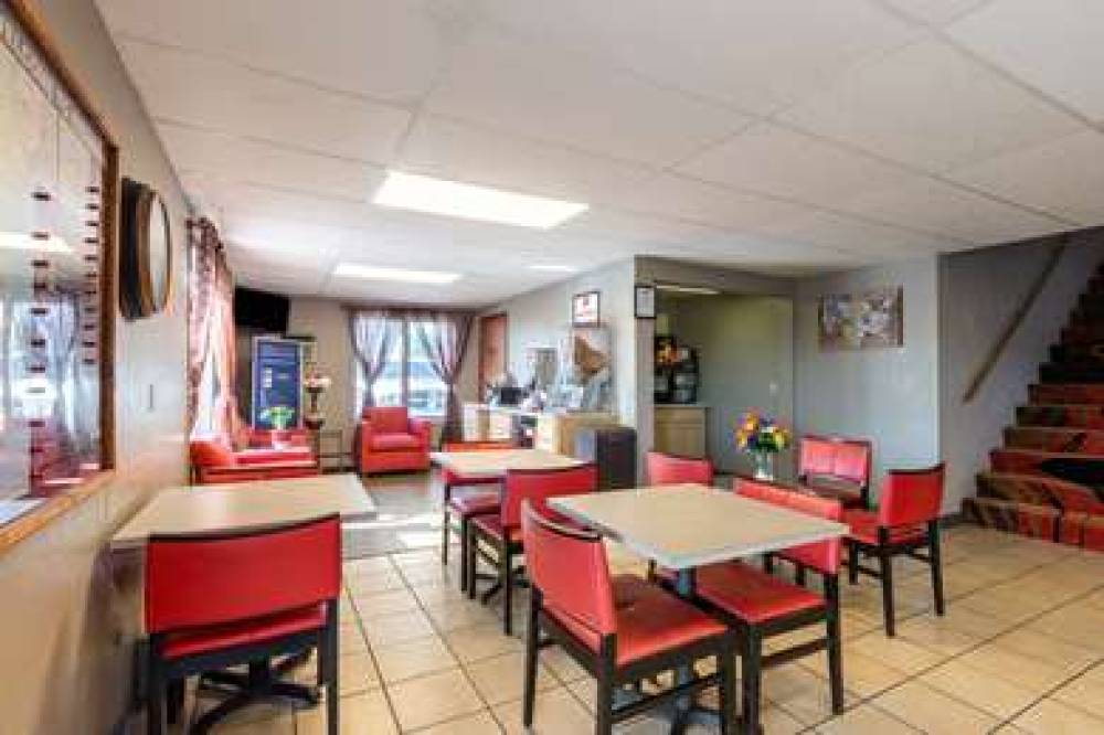 ECONO LODGE INN AND SUITES ESCANABA 6