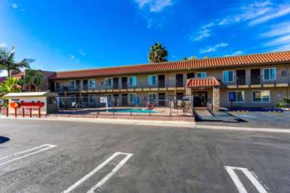 ECONO LODGE INN AND SUITES ESCONDID 1