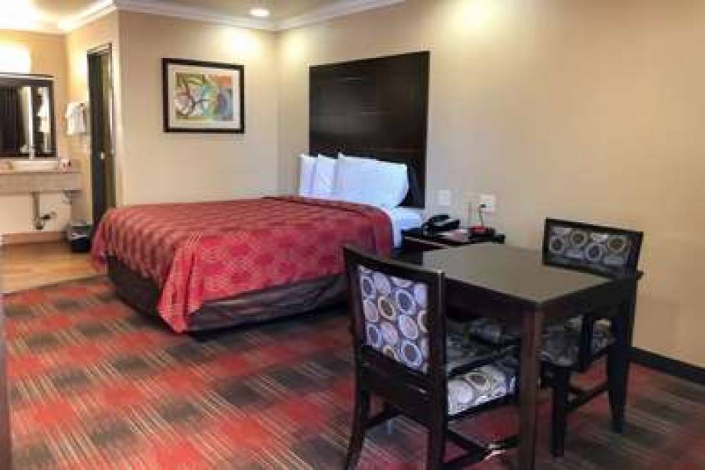 ECONO LODGE INN AND SUITES ESCONDID 6