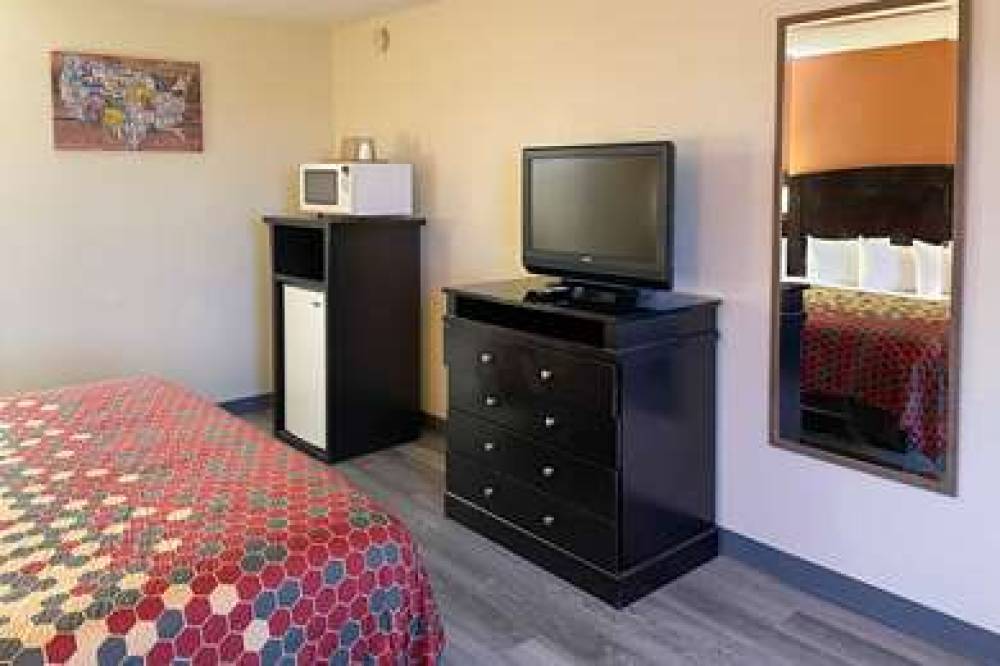 ECONO LODGE INN AND SUITES SWEETWAT 10