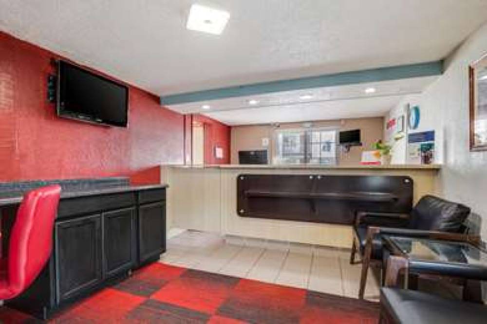 ECONO LODGE INN AND SUITES TERRE HA 7