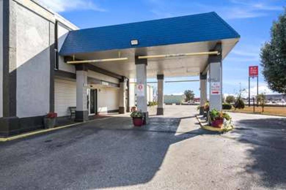 ECONO LODGE INN AND SUITES TERRE HA 2