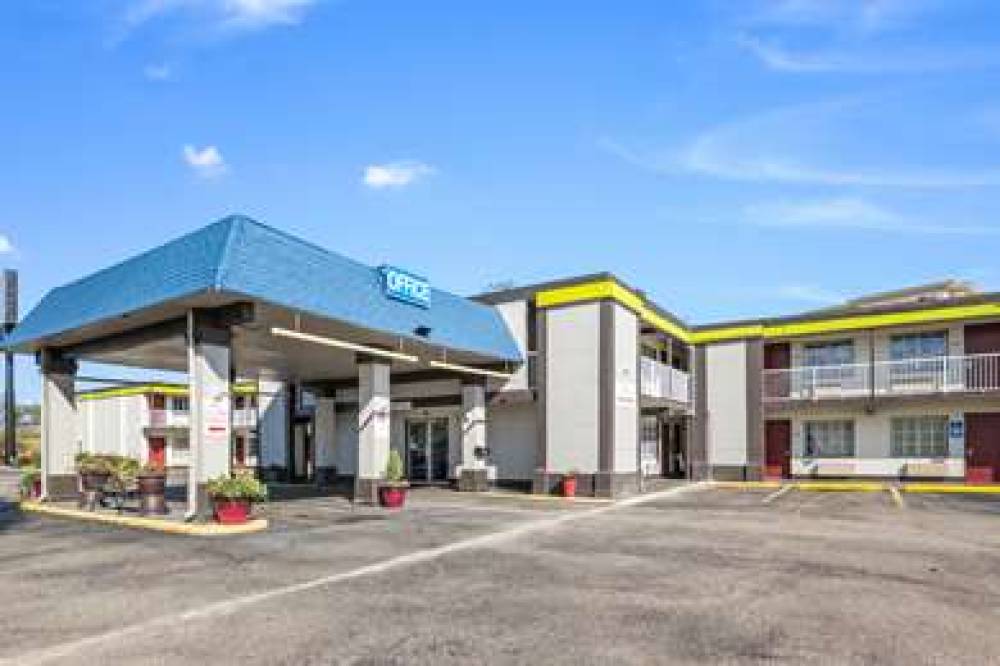 ECONO LODGE INN AND SUITES TERRE HA 1