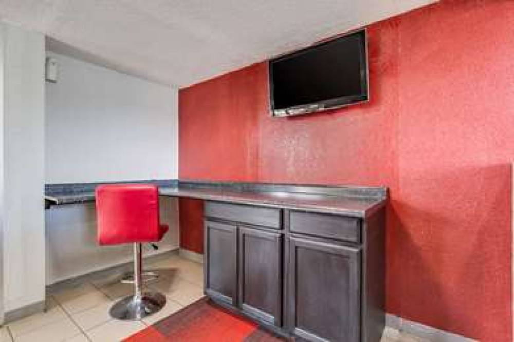 ECONO LODGE INN AND SUITES TERRE HA 8