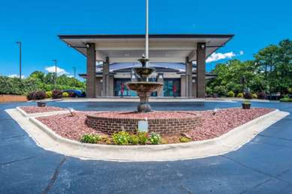 ECONO LODGE INN AND SUITES UNIVERSI 2