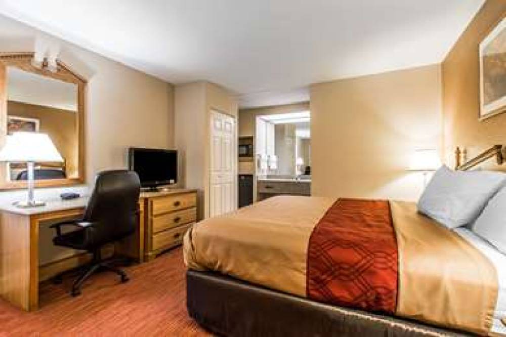 ECONO LODGE INN AND SUITES UNIVERSI 10