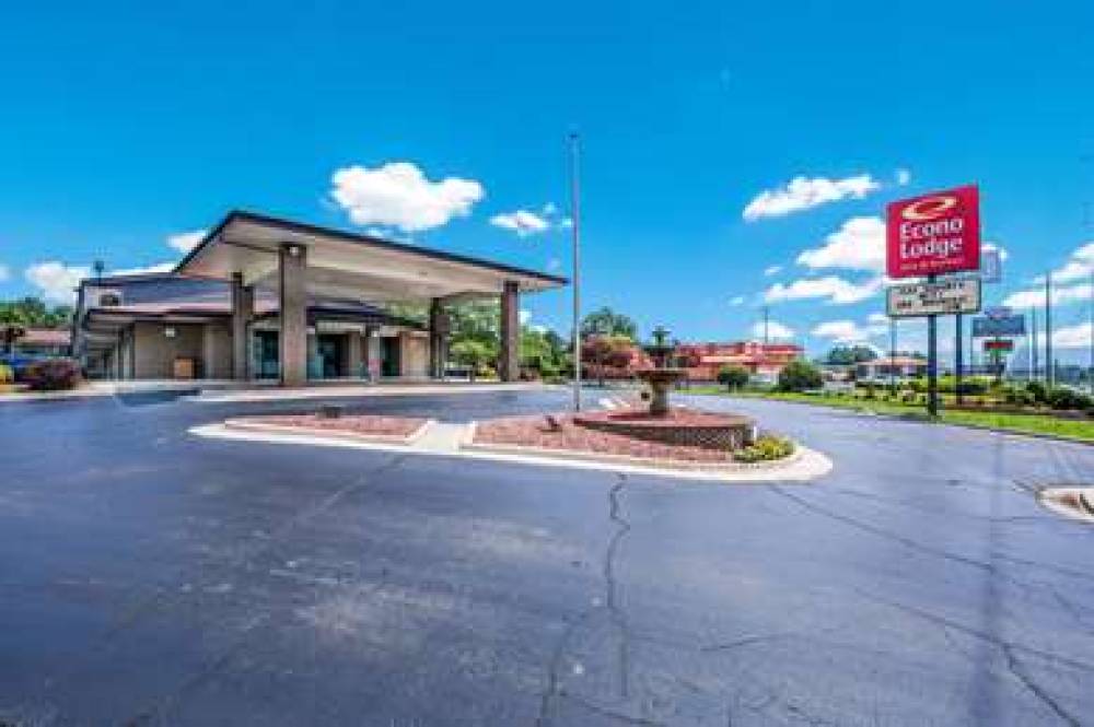 ECONO LODGE INN AND SUITES UNIVERSI 1