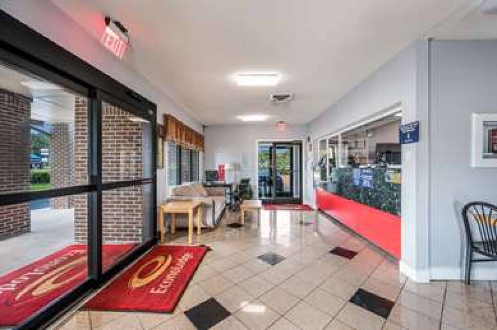 ECONO LODGE INN AND SUITES UNIVERSI 5