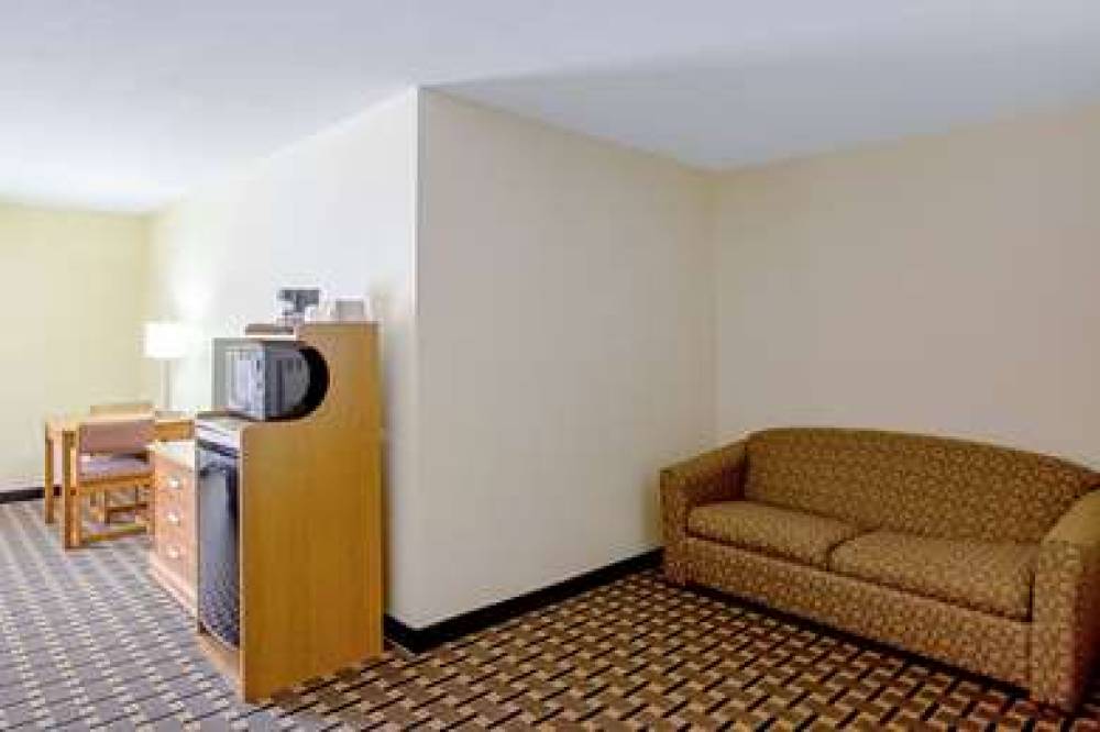 ECONO LODGE INN AND SUITES WISCONSI 10