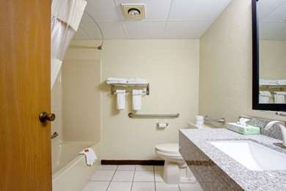 ECONO LODGE INN AND SUITES WISCONSI 6