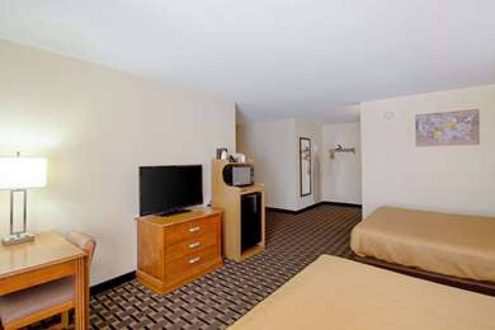 ECONO LODGE INN AND SUITES WISCONSI 8