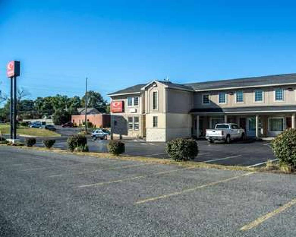 Econo Lodge Inn & Suites Airport 3