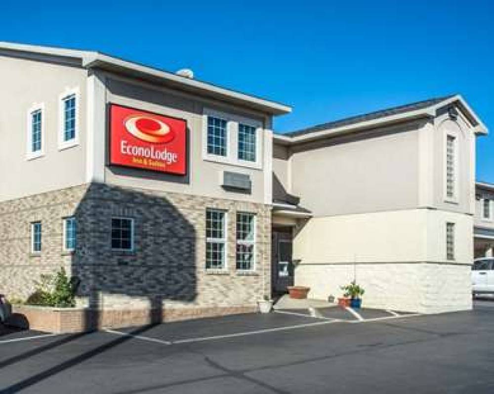 Econo Lodge Inn & Suites Airport 1