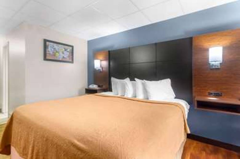 Econo Lodge Inn & Suites At The Convention Center 9