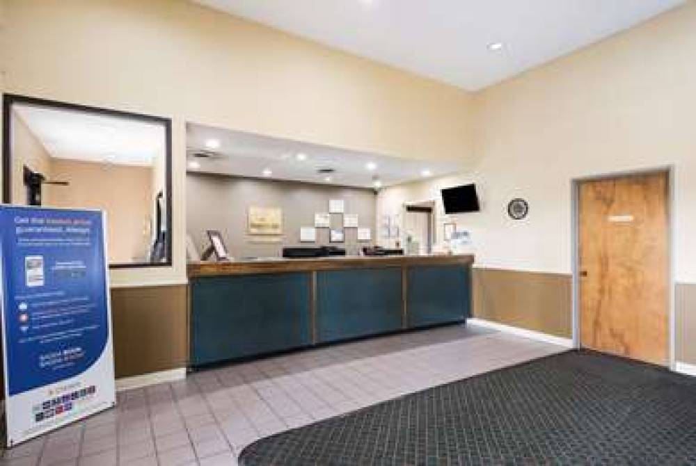 Econo Lodge Inn & Suites East 5