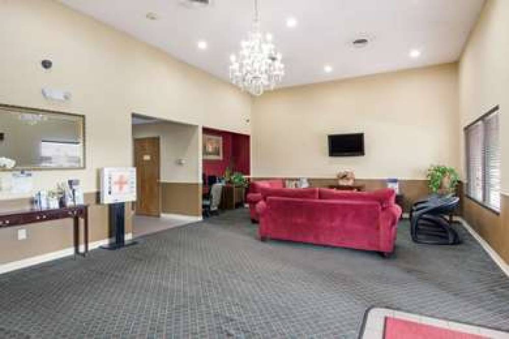 Econo Lodge Inn & Suites East 6