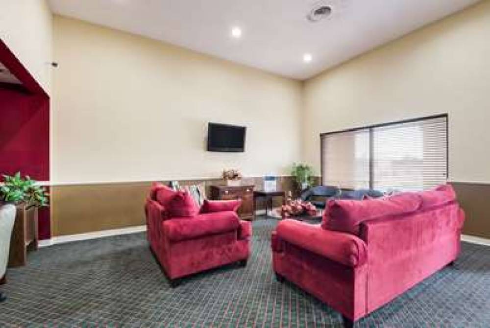 Econo Lodge Inn & Suites East 4