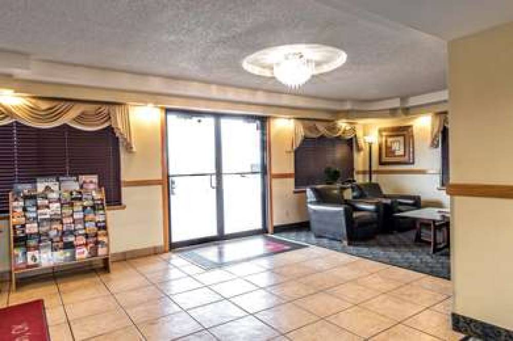 Econo Lodge  Inn & Suites 5