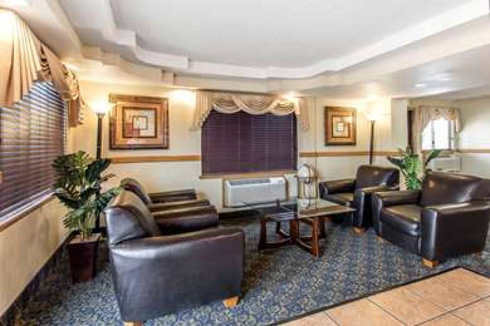 Econo Lodge  Inn & Suites 4