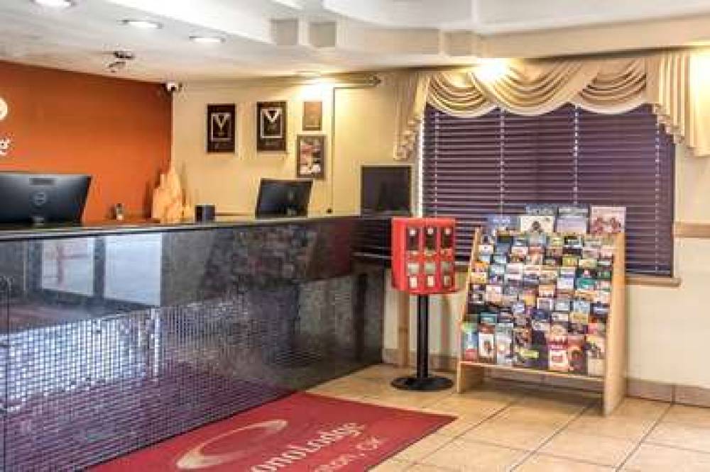 Econo Lodge  Inn & Suites 7