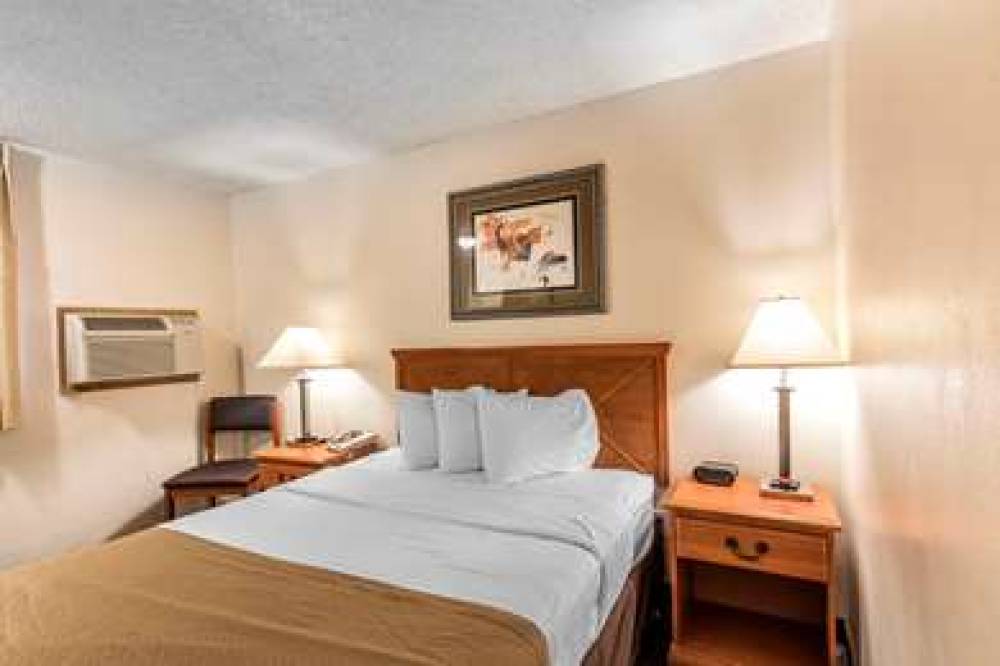 Econo Lodge  Inn & Suites 10