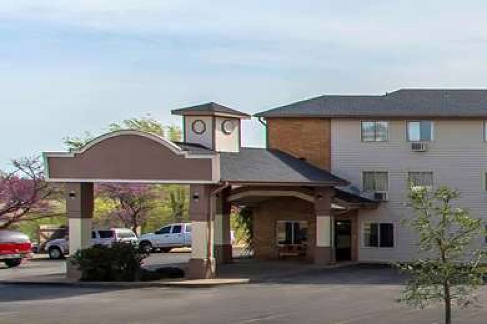 Econo Lodge  Inn & Suites 1