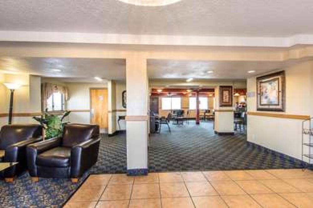 Econo Lodge  Inn & Suites 6