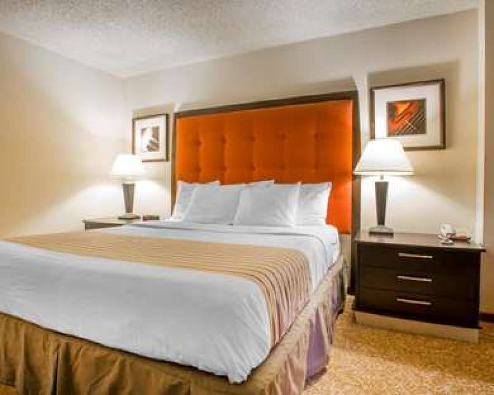 Econo Lodge  Inn & Suites 6