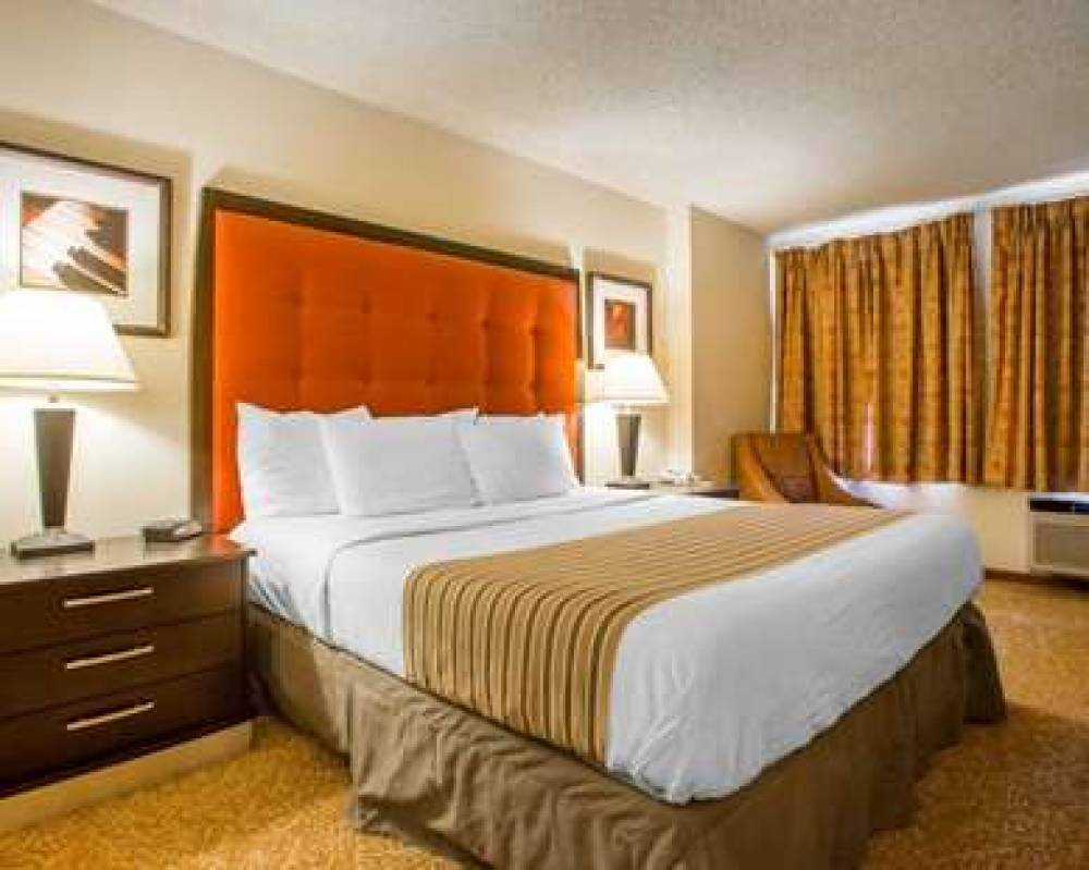 Econo Lodge  Inn & Suites 5