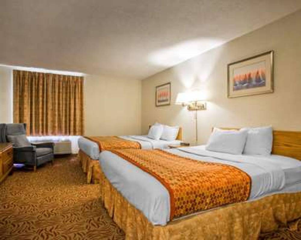 Econo Lodge  Inn & Suites 9