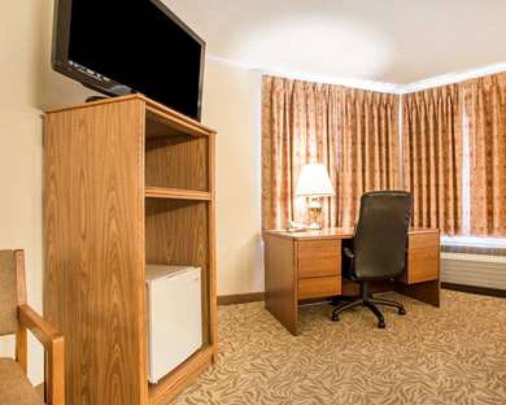 Econo Lodge  Inn & Suites 10