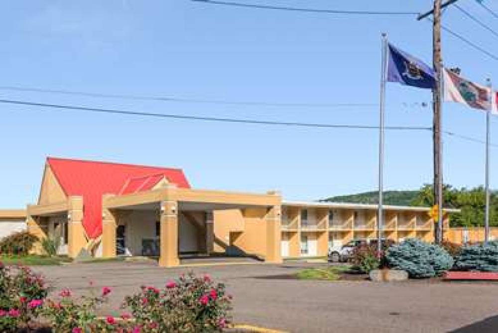 Econo Lodge Inn & Suites