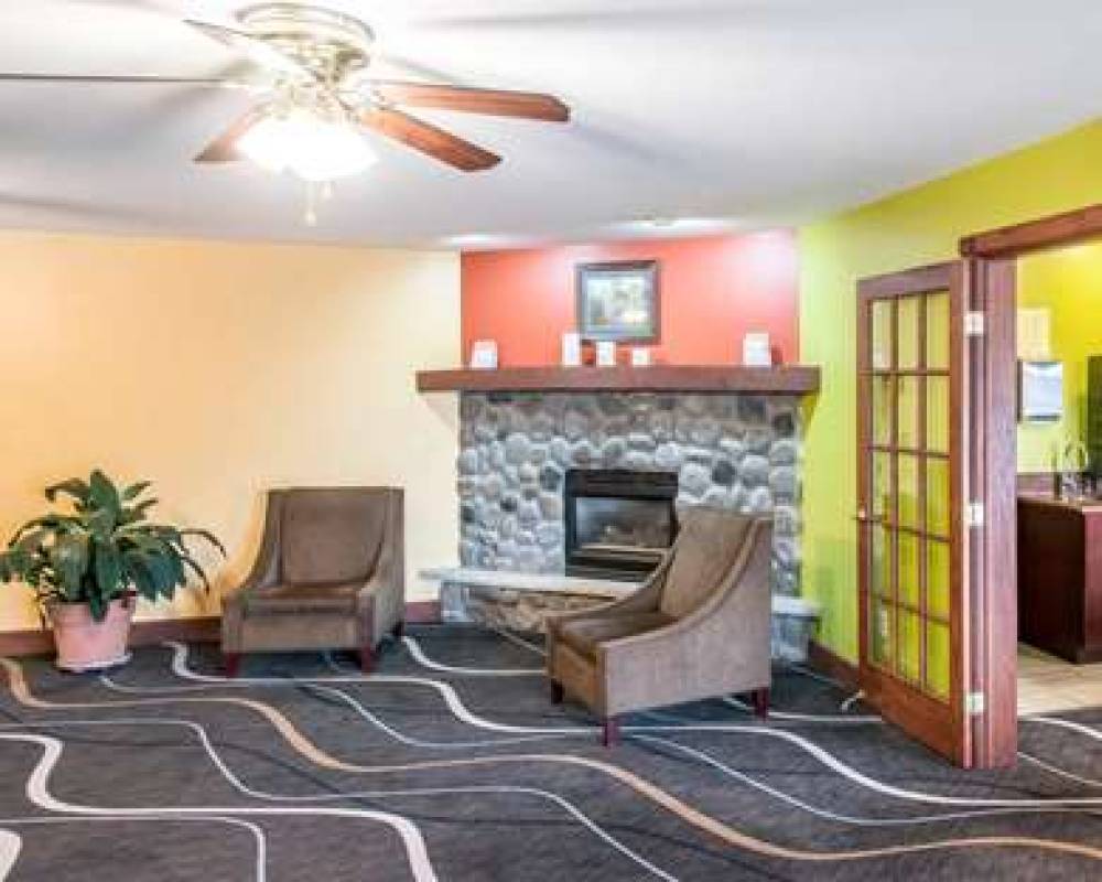 Econo Lodge Inn & Suites 6