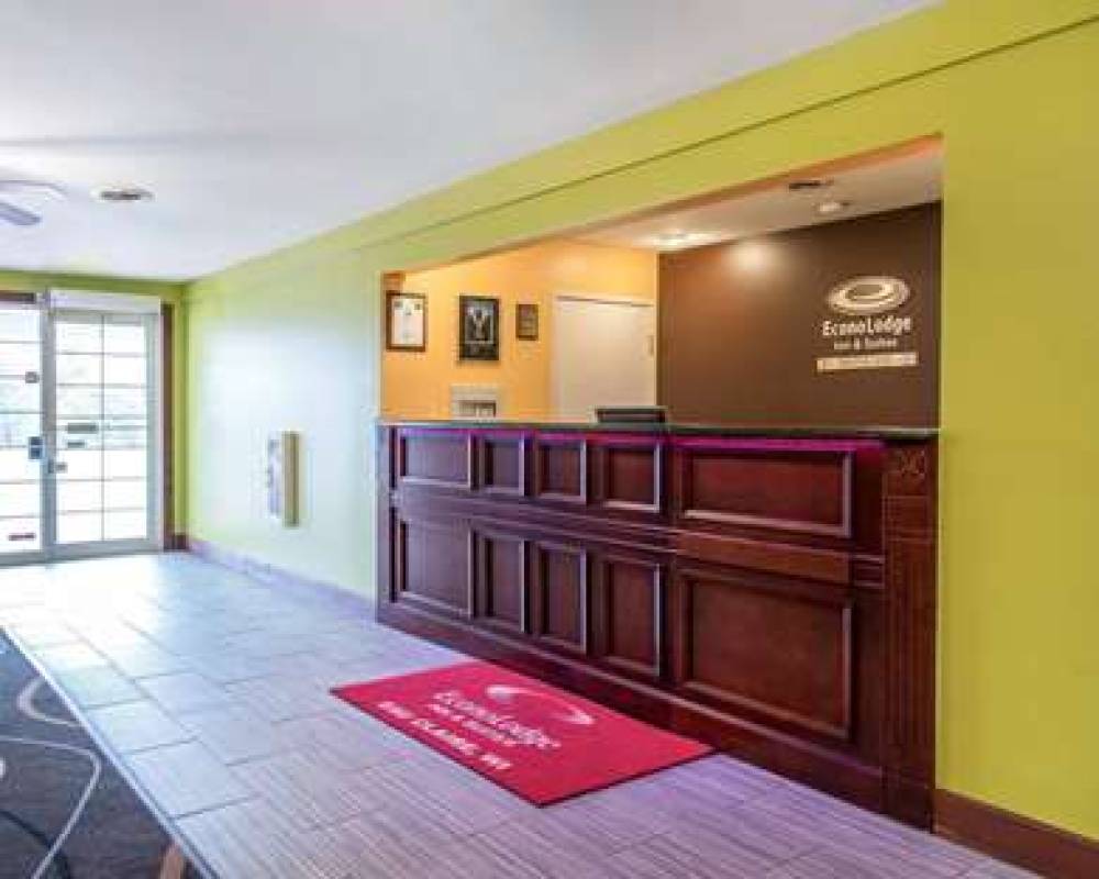 Econo Lodge Inn & Suites 8