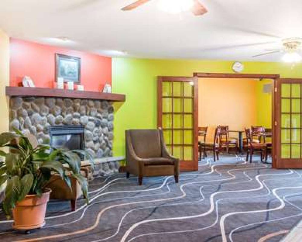 Econo Lodge Inn & Suites 7