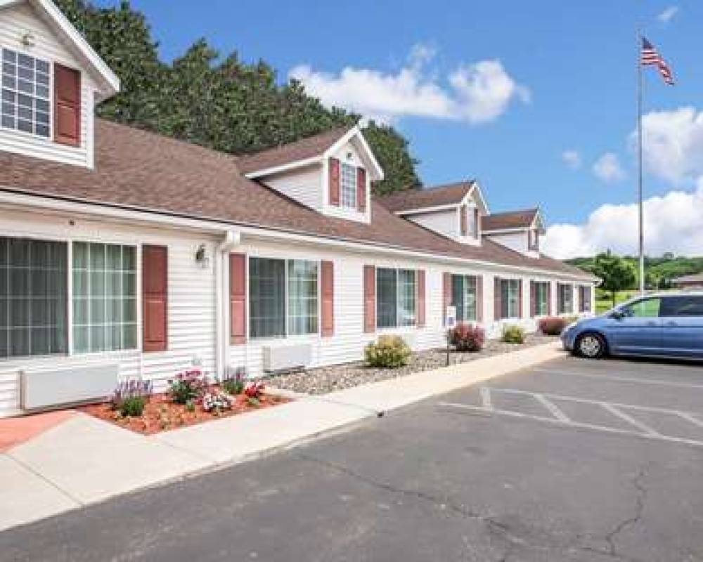 Econo Lodge Inn & Suites 1