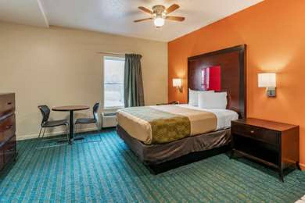 Econo Lodge  Inn & Suites 5