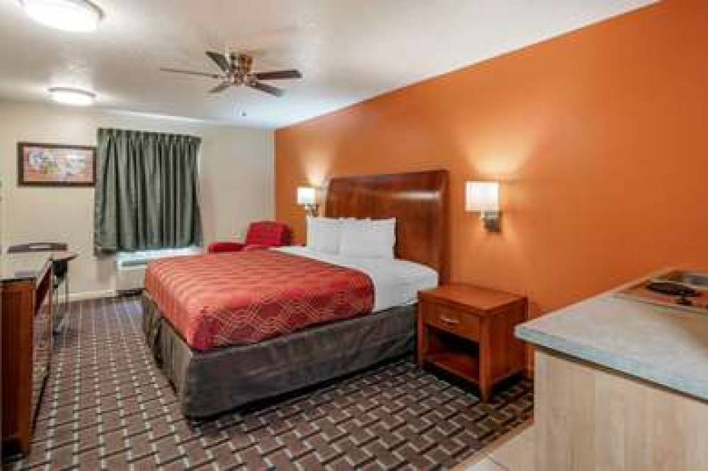 Econo Lodge  Inn & Suites 9