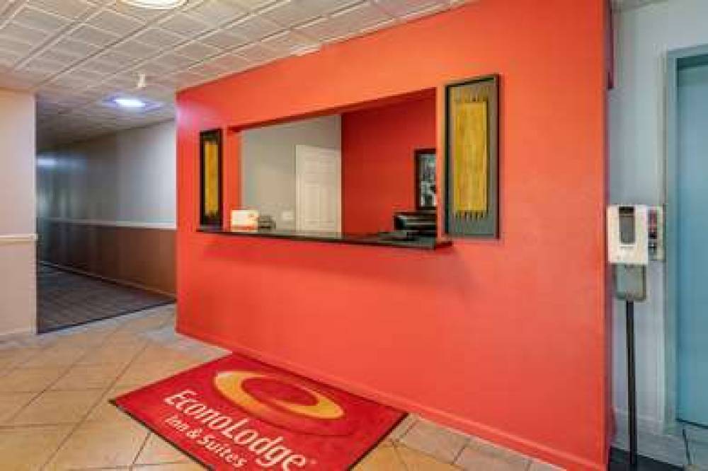 Econo Lodge  Inn & Suites 4