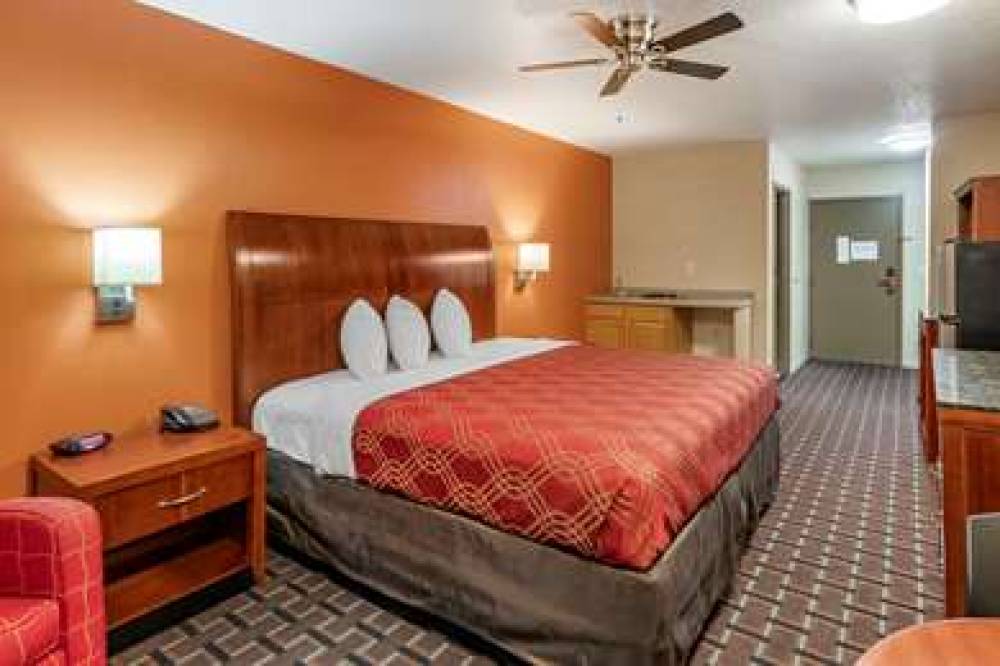 Econo Lodge  Inn & Suites 10