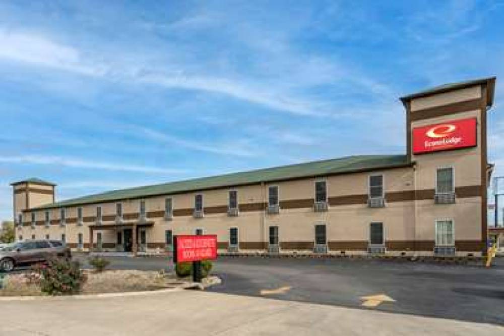 Econo Lodge  Inn & Suites 1