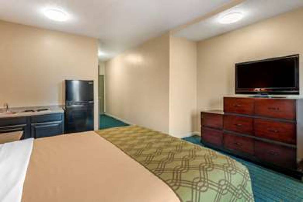 Econo Lodge  Inn & Suites 6