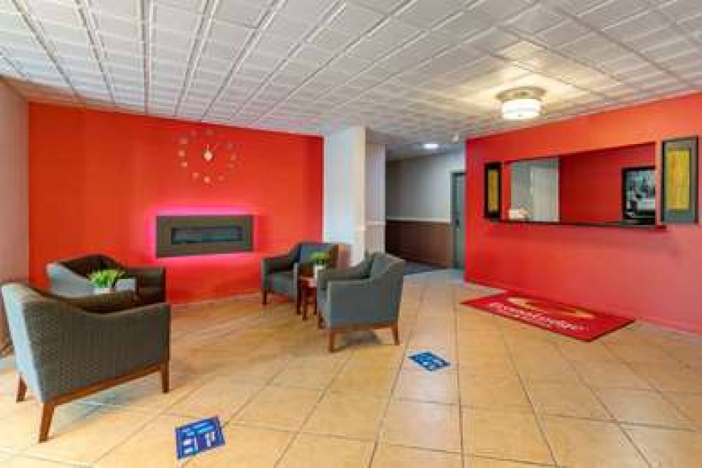 Econo Lodge  Inn & Suites 3