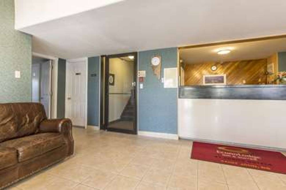 Econo Lodge  Inn & Suites 5