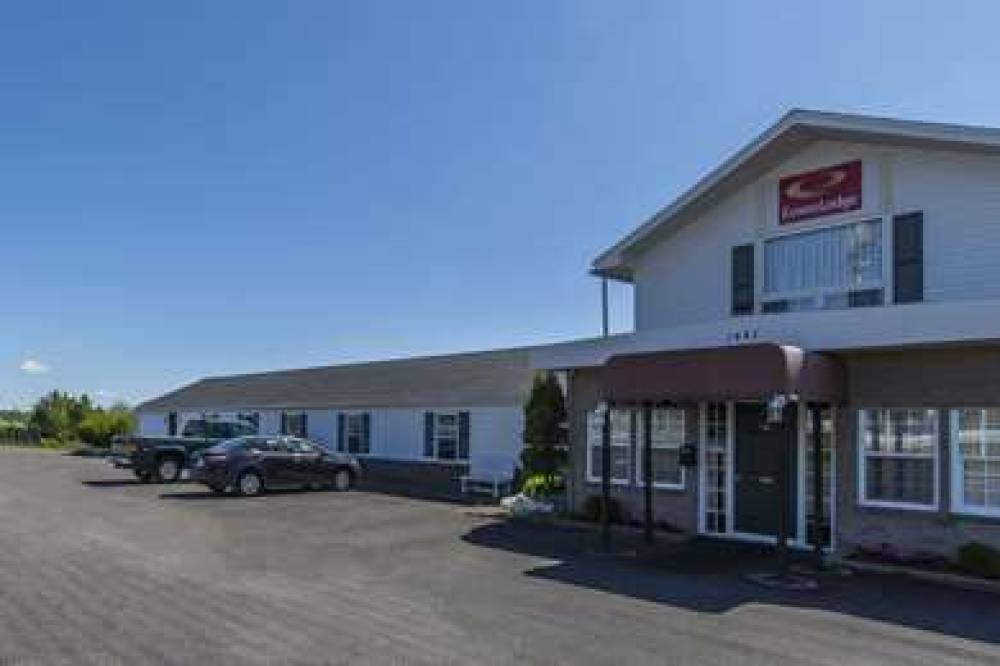 Econo Lodge  Inn & Suites 2