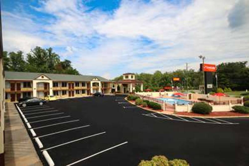 Econo Lodge Inn & Suites