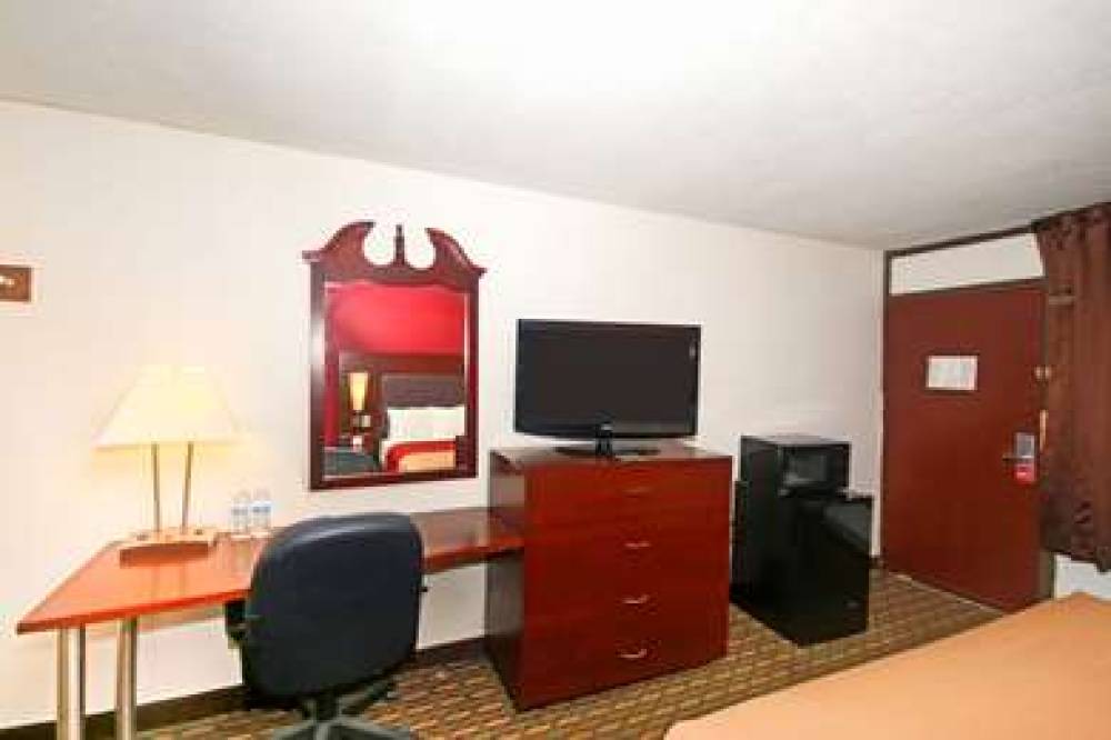 Econo Lodge Inn & Suites 6