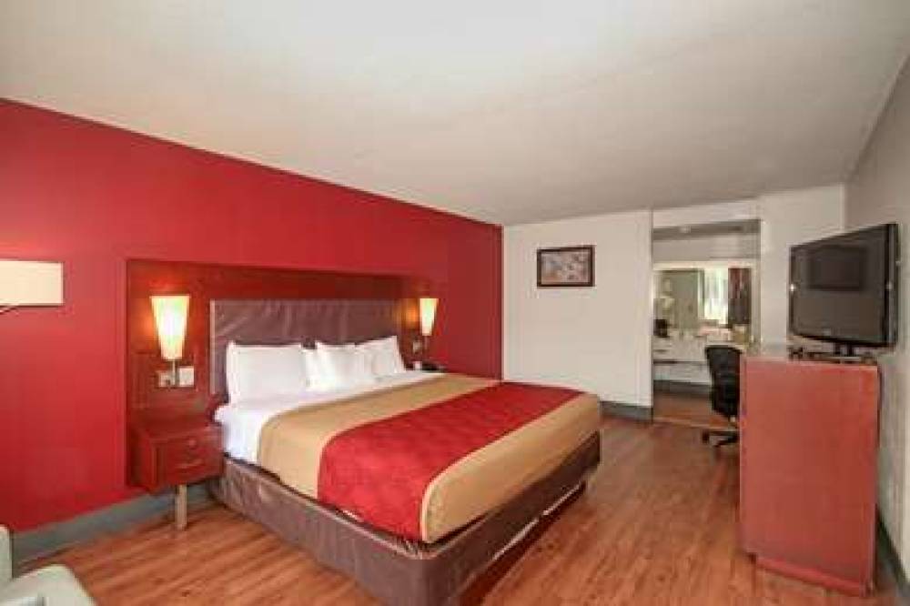 Econo Lodge Inn & Suites 5