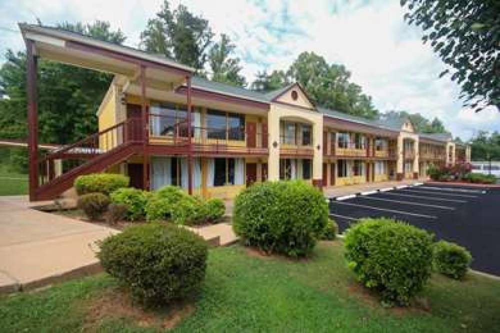 Econo Lodge Inn & Suites 2